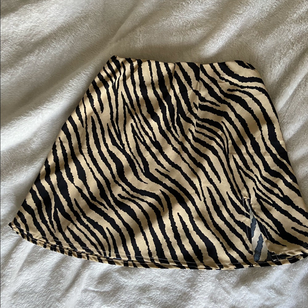 Tiger striped flowy mini skirt